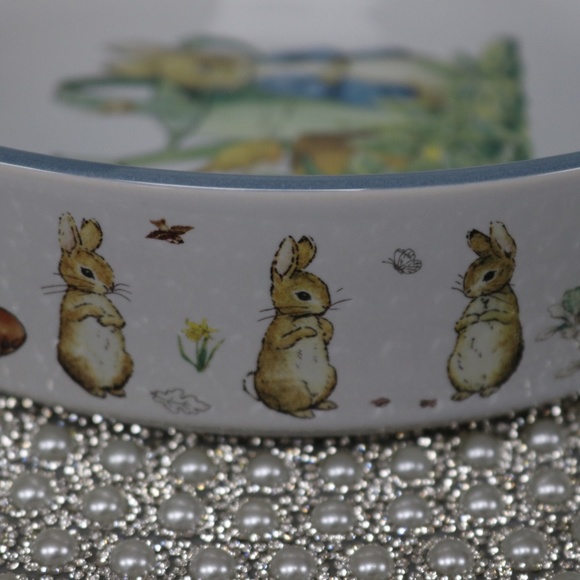 BEATRIX POTTER PETER BUNNY RABBIT EASTER ROUND SERVING DISH CASSEROLE - NEW - Picture 7 of 9